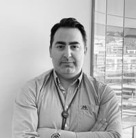 Ardalan Fadai, e-handelsanalytiker i Nets 01 svartvit